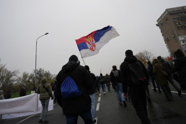 Студенти протестират в Нови Сад: Искат справедливост след трагедията на гарата