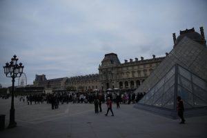 Персоналът на Лувъра продължава стачката си: Музеят отвори частично