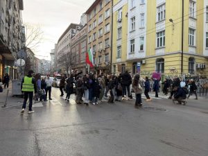 Студенти от НАТФИЗ блокираха ул. „Раковски“, присъединяват се към национален протест