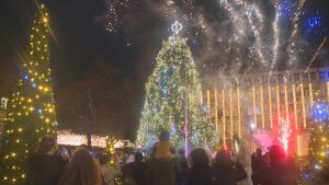 Варна засия: Коледната елха грейна на Никулден с пищен концерт