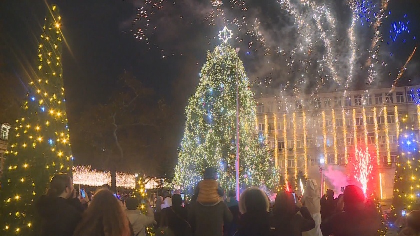 Варна засия: Коледната елха грейна на Никулден с пищен концерт