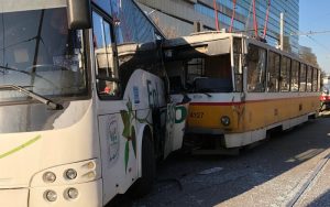 Катастрофа в София: Трамвай удари автобус на бул. "Ситняково"