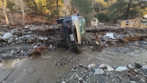 Три жертви и опустошителни наводнения в Калифорния, бурите продължават