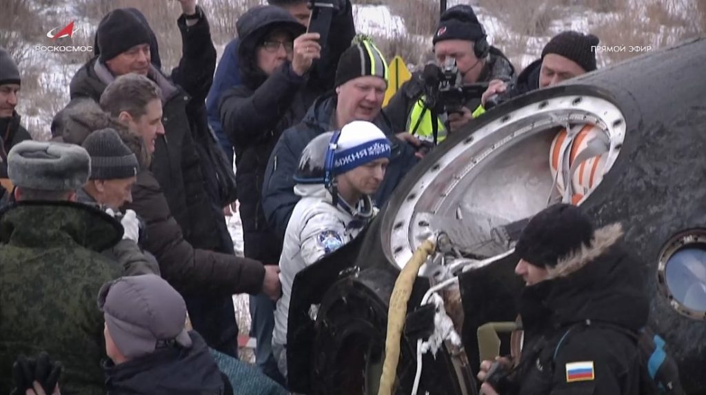 Екипажът на "Союз МС-27" се завърна успешно на Земята след 245 дни в Космоса