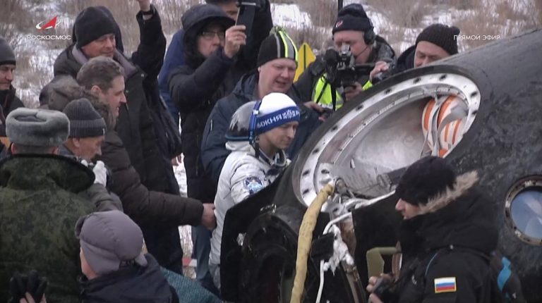 Екипажът на "Союз МС-27" се завърна успешно на Земята след 245 дни в Космоса Екипажът на "Союз МС-27" се завърна успешно на Земята след 245 дни в Космоса
