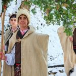 Коледари огласиха Етъра: Традицията живее чрез млади момчета