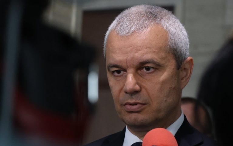 Костадин Костадинов цитира Гео Милев по време на протеста срещу проектобюджета Костадин Костадинов цитира Гео Милев по време на протеста срещу проектобюджета