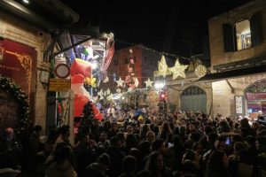 Празничен дух обхваща Светите земи: Витлеем и Назарет греят в очакване на Рождество