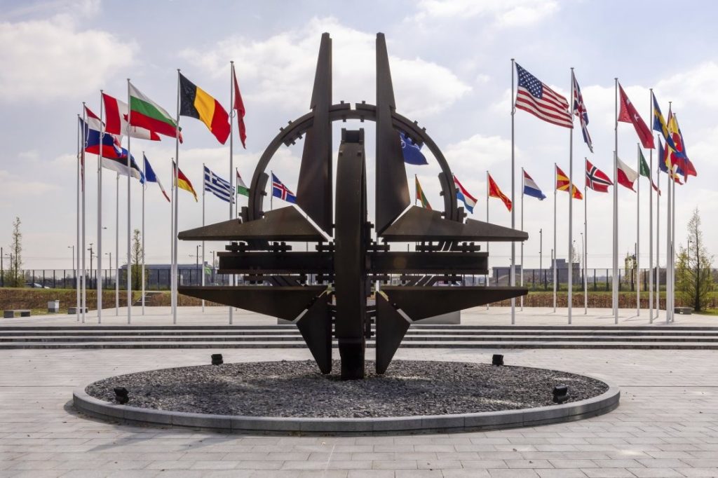 НАТО обсъжда американски мирен план за Украйна на фона на руски заплахи