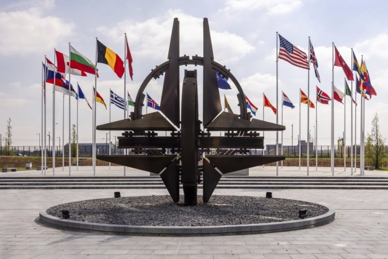 НАТО обсъжда американски мирен план за Украйна на фона на руски заплахи