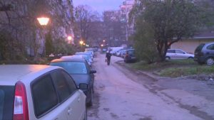 Абсурд във Варна: Паркирани коли блокираха сметоизвозването, контейнерите в „Младост“ премахнати