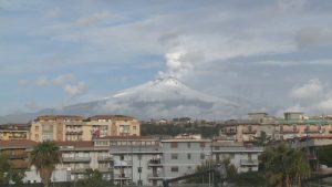 Етна отново активна: Лава и дим от кратера на сицилианския вулкан