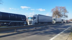 Продължават ограниченията за тежкотоварния трафик през ГКПП „Кулата“ и „Илинден“ заради гръцки протести