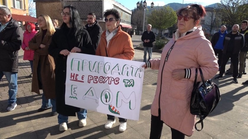 Протест в Смолян срещу фотоволтаична централа: Жители се обявиха против строеж до домовете им
