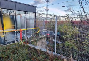 Зрелищна катастрофа във Враца: Кола се вряза в заведение, двама са в болница