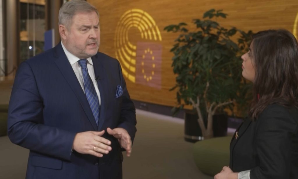 Естонски евродепутат: Планът на Тръмп за Украйна е капитулация, американците вярват на Путин