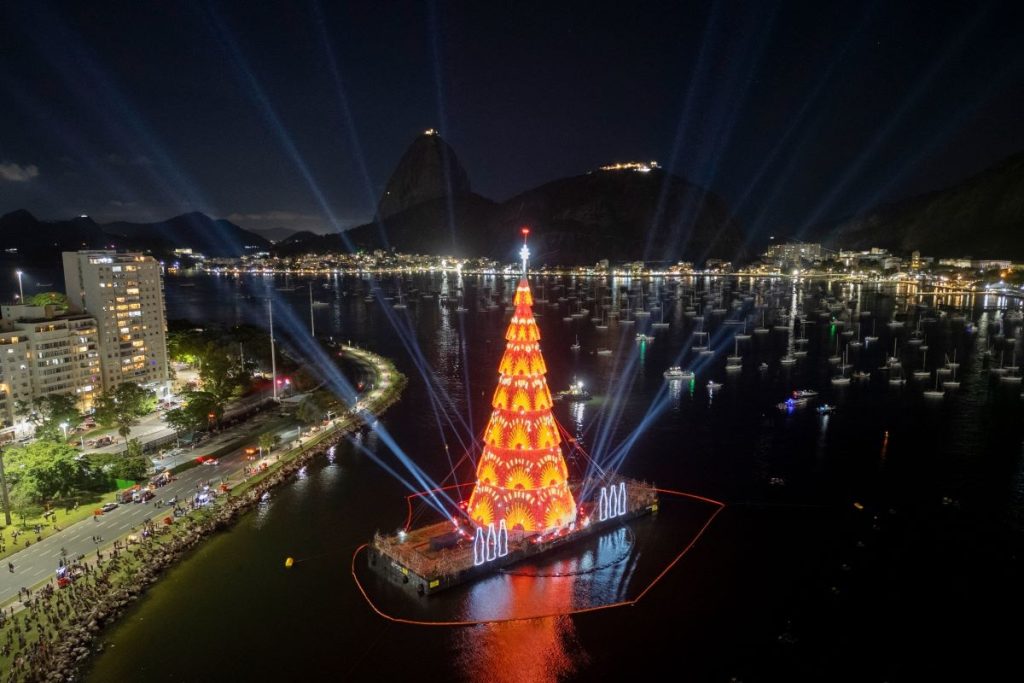 Празничен дух обхваща света: От плаващи елхи до коледни базари