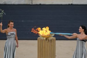 Гърция предаде олимпийския огън на Италия за Зимните игри през 2026 г.