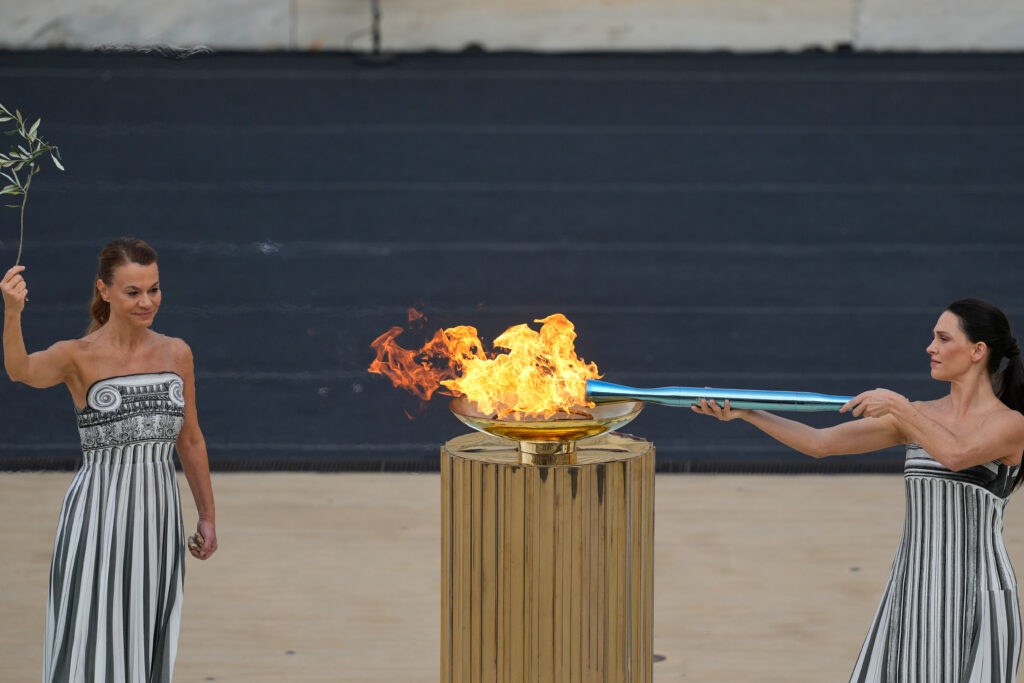 Гърция предаде олимпийския огън на Италия за Зимните игри през 2026 г.