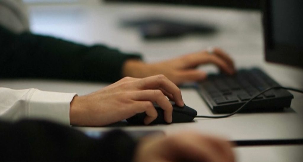 Гърция в дигиталната война: Между Изтока и Запада