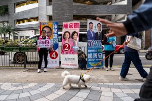 Избори в Хонконг: Вот под сянката на трагичен пожар и политически реформи