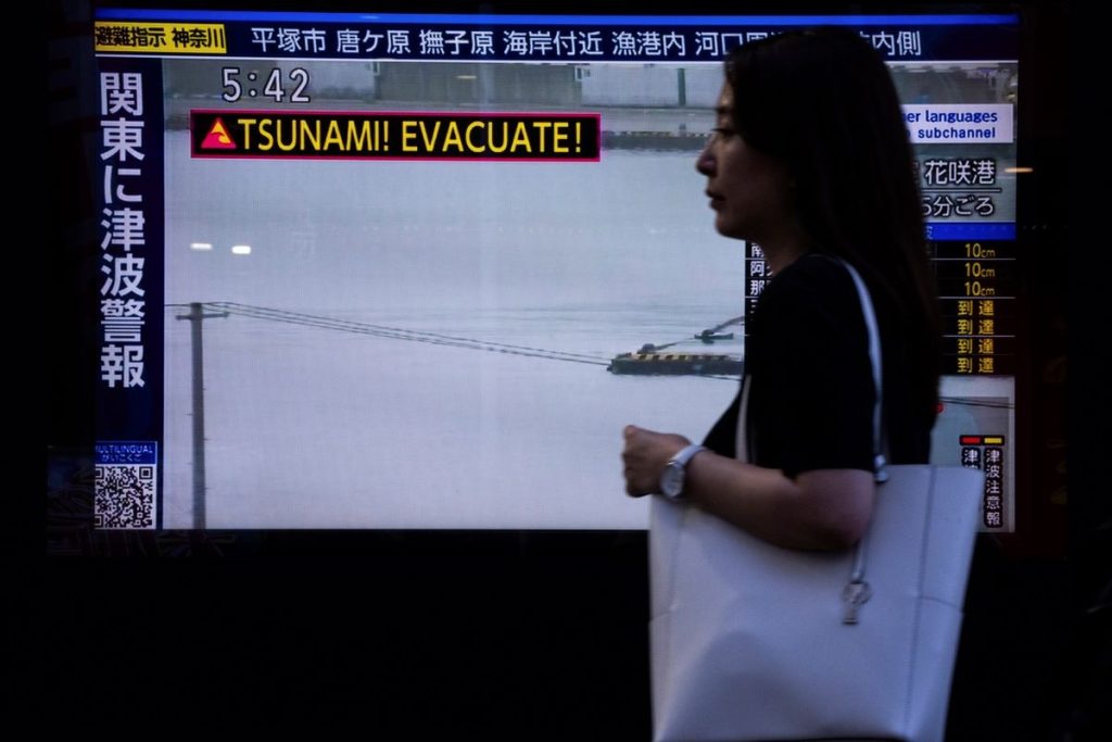 Япония с предупреждение за цунами след земетресение от 7,6 по Рихтер