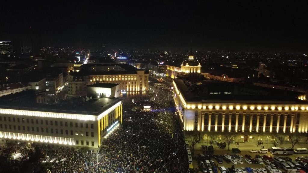 Масови протести заляха страната: Хиляди искат оставката на кабинета „Желязков“