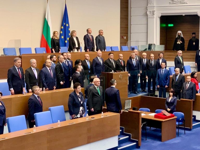 Кабинетът „Желязков“ подаде оставка, чувайки гласа на протеста Кабинетът „Желязков“ подаде оставка, чувайки гласа на протеста