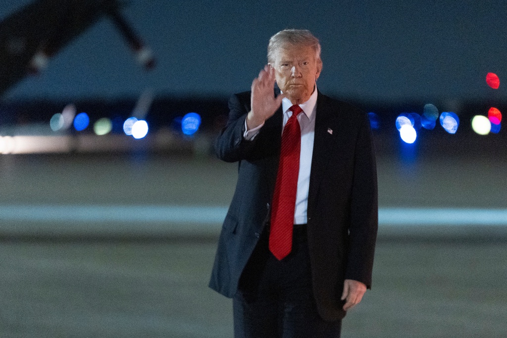 Доверието в Тръмп спада: По-малко американци одобряват политиките му