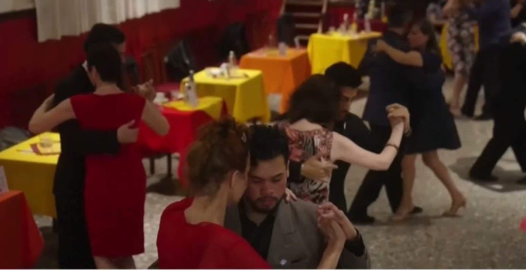 Такси-танцьори преобразяват танго сцената в Буенос Айрес