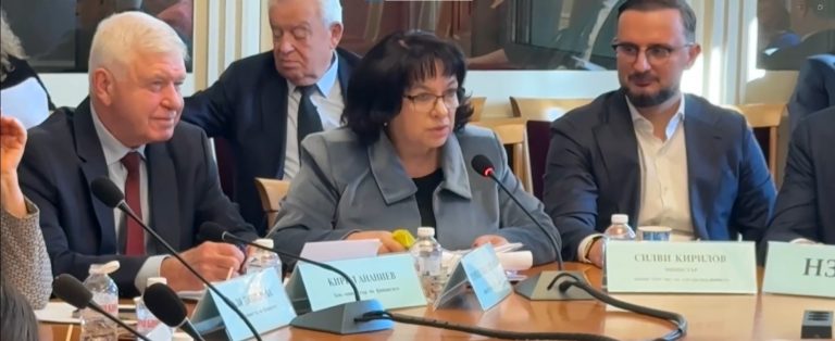 Парламентарната бюджетна комисия одобри удължителния закон за бюджета на фона на протести и политически дебати