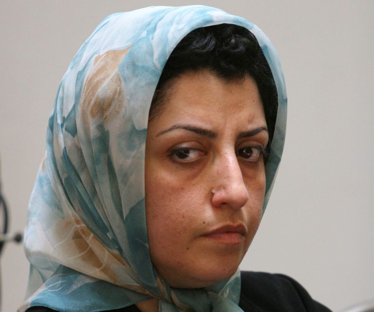 Нобелова лауреатка Мохамади два пъти в спешно отделение след арест в Иран Нобелова лауреатка Мохамади два пъти в спешно отделение след арест в Иран