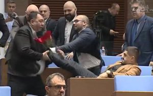 Напрежение в парламента: Спречкване между депутати прекъсна заседанието