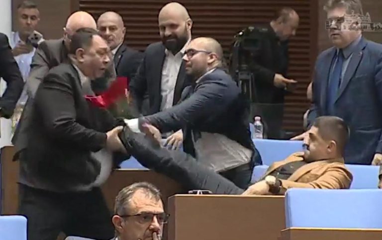 Напрежение в парламента: Спречкване между депутати прекъсна заседанието