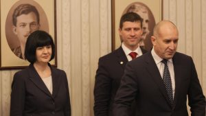 Президентът Радев отлага връчването на първия мандат за правителство след Нова година на фона на изчерпано доверие в НС