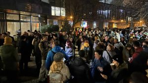 Протест пред bTV: АЕЖ защитава Мария Цънцарова и Златимир Йочев след информация за сваляне от ефир