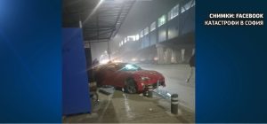 Кола се вряза в спирка в София: Мъже се хвалили след инцидента