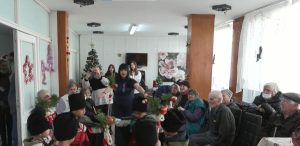 Три поколения празнуваха Коледа в Дома за стари хора в Хасково: Сълзи от радост и доброта