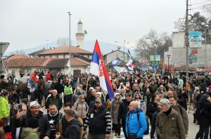 „Или те, или ние“: Сръбски студенти и граждани блокираха магистрала в Нови Пазар