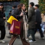 Хиляди в Атина пазаруваха ден преди Коледа