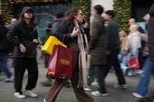 Хиляди в Атина пазаруваха ден преди Коледа