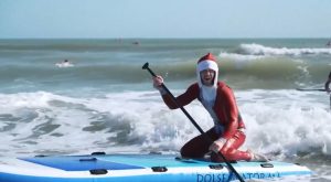 Хиляди сърфисти-Дядо Коледа яхнаха вълните във Флорида