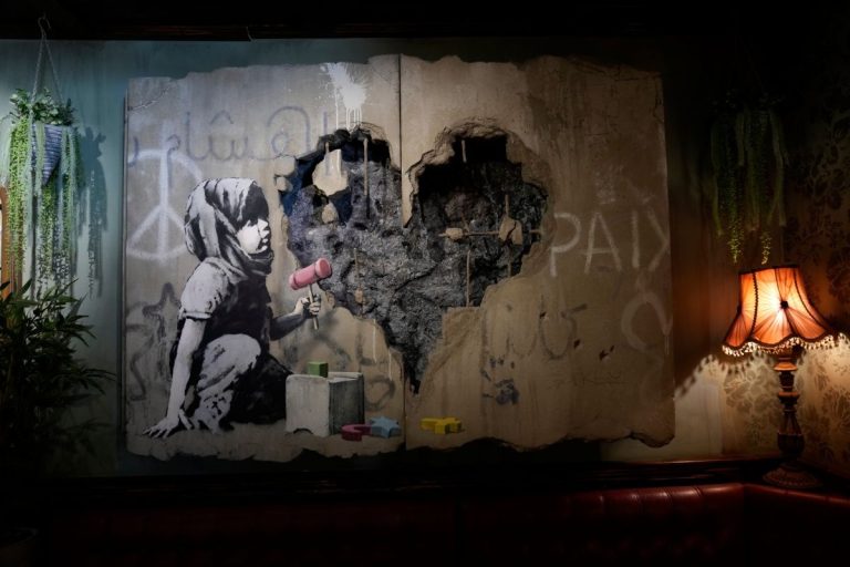 Хотелът на Банкси във Витлеем отвори отново, носи надежда сред конфликт Хотелът на Банкси във Витлеем отвори отново, носи надежда сред конфликт
