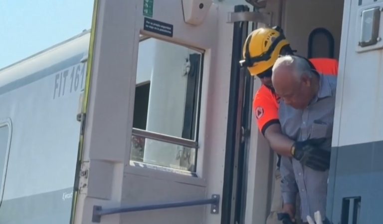 Трагедия в Мексико: 13 загинали и 98 ранени при влакова катастрофа Трагедия в Мексико: 13 загинали и 98 ранени при влакова катастрофа