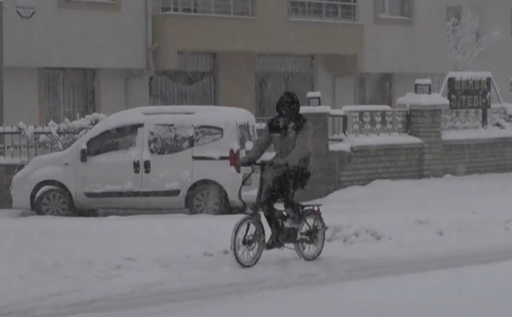Снеговалежи парализираха Турция: Училища затворени в 16 провинции