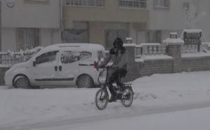 Снеговалежи парализираха Турция: Училища затворени в 16 провинции