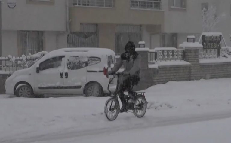 Снеговалежи парализираха Турция: Училища затворени в 16 провинции Снеговалежи парализираха Турция: Училища затворени в 16 провинции