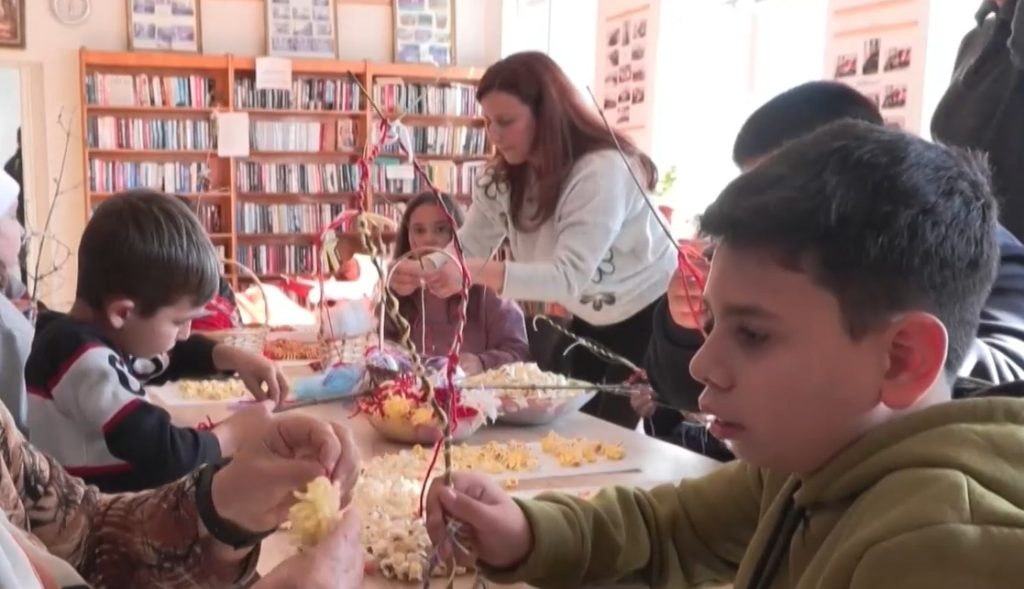 Читалище в Конуш съхранява традицията: Работилница за сурвачки събра поколения