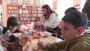 Читалище в Конуш съхранява традицията: Работилница за сурвачки събра поколения