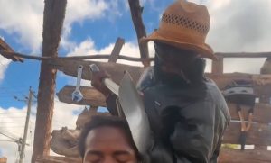 Кенийски инфлуенсър фуроризира с подстригване с лопата